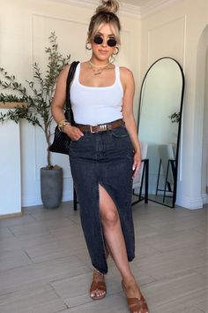 ✔️Small in tank + denim midi skirt Body On Skirt Outfit, Denim Midi Skirt Outfit Summer, Denim Skirt Outfit Plus Size, Midi Denim Skirt Outfit, Long Jean Skirt Outfits, Midi Skirt Outfits Summer, Denim Skirt Outfit Summer, Denim Midi Skirt Outfit, Denim Skirt Outfit