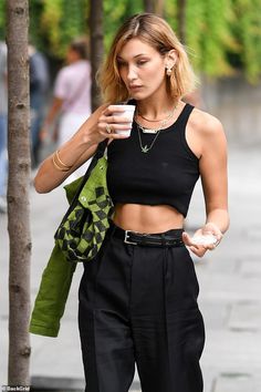 Model Looks Outfit, Bella Hadid Necklace, Cropped Top Outfits, Baddie Trainers, Crop Top Styling, Selfie Angles, Y2k Curvy, Tiktok Baddie, Black Crop Top Outfit