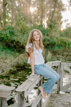 #curly #senior #outfits #autumn #fall #photography #pose #instagram Late Fall Senior Pictures, Senior Pictures Outfits Winter, Senior Photo Outfits Fall, Autumn Senior Pictures, Fall Senior Pics, Senior Pictures Fall, Fall Senior Picture Ideas