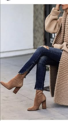 2a50e9c2d6b89b95bcb416d6857f8b45 Alexander Wang Boots, Thrifted Outfits, Boating Outfit, Camel Sweaters, Cooler Look, Mode Inspo, Looks Chic, Trend Fashion, 가을 패션