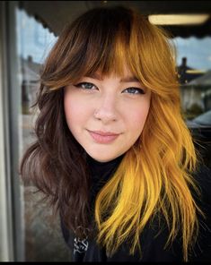 Half Split Hair Color, Split Dyed Hair Short, Color Block Hair Ideas, Block Dyed Hair, Gemini Hair, Half Dyed Hair, Half And Half Hair, Mom Hair