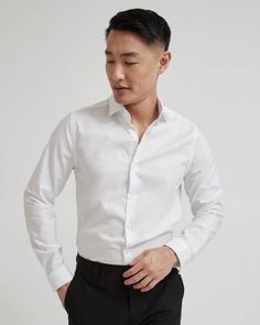 La Favorite Chemise en Sergé est une pièce essentielle pour tous ceux qui aiment avoir du style sans avoir à se casser la tête. De grande qualité et conçue pour durer grâce à ses boutons incassables (vous n'aurez jamais à vous soucier d'un bouton soudainement absent) et son tissu infroissable qui ne nécessite aucun entretien particulier. Que vous la portiez pour une occasion spéciale ou que vous souhaitiez simplement rehausser votre style quotidien, notre Chemise en Sergé est toujours le choix i White Shirts For Men, White Dress Shirts, Best White Shirt, White Shirt Men, Slim Fit Dress, Slim Fit Dress Shirts, French Cuff, Clothing Men, Twill Shirt