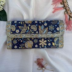 This Boho wallet is meticulously handcrafted using brocade fabric adorned with patterns reminiscent of traditional Turkish motifs, complemented by accents of vegan leather. Its allure and elegance are a testament to the classic Turkish design inspirations that grace both its front and back panels. Designed and meticulously crafted in Turkey, these wallets pay homage to the country's rich cultural heritage. Turkey is globally acclaimed for its vibrant history, stunning landscapes, and cultural di Turkish Motifs, Boho Wallet, Handmade Wallet, Womens Wallet, Turkish Design, Stunning Landscapes, Handmade Wallets, Wallet For Women, Brocade Fabric