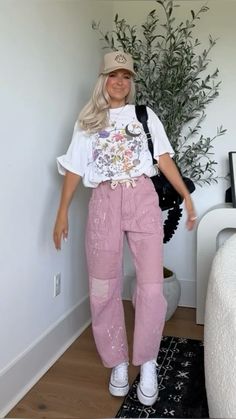 Colorful Pants Aesthetic, Patterned Pants Outfit Aesthetic, Casual Groovy Outfits, Funky Pants Outfits Aesthetic, Bright Retro Aesthetic Outfit, Colorful Outfits Aesthetic, Preppy Outfits For School, Cute Comfy Outfits, Hot Outfits