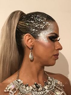 Gorgeous glitter hairstyle ideas | Hairstyle tutorial ideas | Easy hairstyle ideas Rave Hair Glitter, Glitter Makeup Ideas Festival, Glitter Carnaval, Glitter Face Paint, Competition Makeup, Glitter Bar, Festival Makeup Glitter, Show Makeup