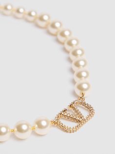 Gold-colored brass. Faux pearl: 8mm . Logo details. Clasp closure Luxury Gold-tone Pearl Chain Necklace, Luxury Gold-tone Pearl Jewelry, Gold Collar Necklace, V Logo, Swarovski Crystal Necklace, Gold Pearl Necklace, Long Chain Necklace, Gold Cream, Faux Pearl Necklace