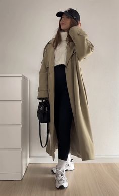 Autumn Outfits Beige Coat, Chic Activewear Outfit, Leggings And Trench Coat Outfit, Trench Coat With Hoodie Outfit, Beige Leggings Outfit Winter, Trench Coat Outfit Ideas, Fall Trench Coat, Coat Outfit Ideas, Fashion Trench Coat