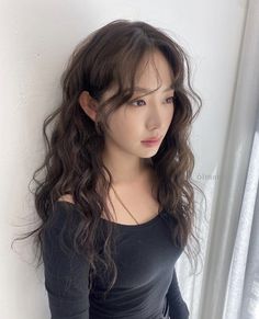 Korean Long Hair Curly, Asian Crimped Hair, Long Permed Hair With Bangs, Asian Perm Women Long Hair, Long Curly Asian Hair, Loose Korean Perm, Shoulder Length Hair Styles Curly, Permed Hairstyles Women, Korean With Curly Hair