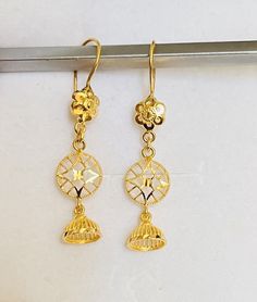 Jhumky Design Flower Dangling Earrings, 916 Gold  GOLD PURITY : 22k pure yellow gold , 916 GOLD Colour : YELLOW GOLD Total Appx weight : 3.90grams   Width : Appx 0.8mm - pls see pic with ruler Length : Appx 4.3cm - pls see pic with ruler  Hallmark: Hallmarked 916 stamp Design : jimiki Flower Dangling Earrings FAQs Q: Is it real gold? A: yes it's real authentic genuine 916 gold  Q: can pawn? A: yes it's pawnable ⭐GoForGold⭐ Bridal Gold Earrings, Gold Earrings Models, Gold Jewellry, Gold Bridal Earrings, Wrap Earrings, Gold Jewelry Earrings, Gold Bangles Design, Solid Gold Earrings, Design Flower