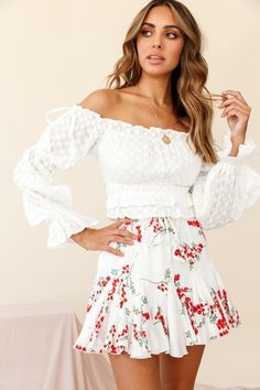 Buy the Robyn Flounce Mini Skirt Floral Print White | Selfie Leslie Looks Hippie, Pink Dress Shoes, Selfie Leslie, White Tennis Shoes, Brunch Dress, Tan Wedges, Floral Print Fabric, Skirt Floral, Tank Top Dress