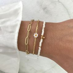 Beautiful bracelet set with carefully selected bracelets with gold, silver or rose gold. The perfect gift, suitable for most wrist sizes. Cute Brackets To Make With Beads, Pearl Bags, Preppy Jewelry, Daisy Bracelet, Bracelet Inspo, Summer Bracelets, Miyuki Beads, Bracelet Crafts, Bracelet Ideas