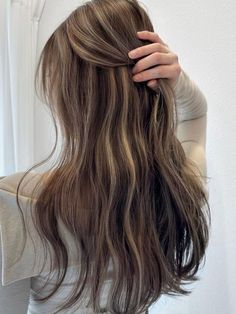 Ash Brown Highlights Straight Hair, Creamy Brown Hair Color, Natural Ash Brown Hair With Highlights, Natural Dyed Hair Ideas, Smoky Ash Brown Hair, Khaki Brown Hair, Wavy Hair Dye Ideas, Dyed Wavy Hair, Oreo Hair Color