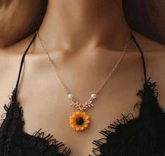 This beautiful and unique sunflower necklace is great for a wedding shower, birthday, mother's day, Fathers Day, Anniversary, Christmas gift and more. Chain made out of zinc alloy. I welcome any questions, suggestions or ideas for any personal styles or modifications to make each sign a custom-made one-of-a-kind product for each individual purchaser. For even more products please go to https://www.etsy.com/shop/MixMatchedCreations If you would like to follow us on social media please follow us h Kalung Choker, Logam Mulia, Horn Pendant Necklace, Sunflower Pendant, Sunflower Necklace, Jewelry Beautiful, Moon Pendant Necklace, Pearl Jewelry Necklace, Daily Jewelry