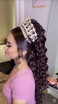 Butterfly Quince Hairstyles, Quince Hairstyles Braids, Quince Hairstyles With Round Crown, Quinceanera Hairstyles For Long Hair With Crown, Quince Hairstyles With Crown Curls, Quince Curly Hairstyles With Crown, Hair Styles For Quinceañera, Red Quince Makeup, Peinados Para Xv Años