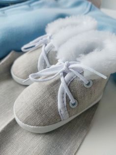 NEW! Original and unique Winter baby shoes for boys. Baby shoes. Beige, linen, insulated inside. High, ankle length. The upper part of the shoe is lined with additional white fur.   Linen - extremely durable and practical. It has thermoregulatory properties. It absorbs moisture perfectly, which allows you to maintain the right temperature. Prevents heat loss on cold days.   Perfect for the fall and winter seasons.   Available sizes 10cm 11cm 12cm White Linen Outfit, Mint Jacket, Infant Shoes, Shoes Beige, Boy Christening, Baby Boy Shoes, White Fur, Crib Shoes, Shoes Baby