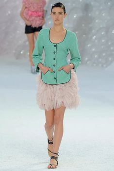 Crafted from cotton-blend tweed, this Chanel jacket from the 2012 collection comes in a beautiful mint green tone. Featuring a longer front half, two side pockets and black piping on the hem for contrast, this jacket can be dressed up for a more elegant look or with a classic pair of jeans for a day-out fit. This jacket has a slim silhouette, which can be accentuated by tying the belt at the front or at the back if a more relaxed look is desired. Jacquelyn Jablonski, Chanel Jacket, Green Tone, Pleated Tops, Chanel Spring, Fashion Show Collection, Tweed Jacket, Runway Fashion, Piping