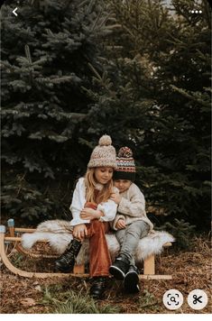 Christmas Tree Sibling Photos, Christmas Tree Outdoor Photography, Easy Christmas Photoshoot Ideas Outside, Mini Christmas Photo Shoot, Winter Session Photography, Outdoor Mini Christmas Session, Moody Christmas Minis, Kids Outdoor Christmas Photoshoot, Outside Christmas Pictures Family