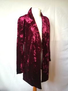 - Vintage Long Open Jacket, most probably from the 1990s or Y2K - Burgundy red crushed velvet with poly lining - Open at the front, no buttons - Long sleeves - two side pockets - Super witchy, romantic and goth style! Could also be style more hippie / boho, or into an 80s, new wave direction - Quite heavy and of great quality - no brand label or materials label present - could fit both men or women Size: there is no size label, but this might fit best a UK Size 8-10 Please check measurements bel Goth Outfits Men, Goth Jacket, Boho Goth, Digital Closet, Goth Style, Open Jacket, Brand Label, Goth Outfits, Size Label