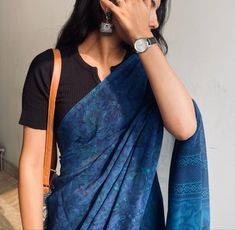 Casual Cotton Saree, Cotton Saree Look Aesthetic, Simple Saree Look For Office, Tshirt As Blouse For Saree, Everyday Saree Simple, Casual Sarees Simple, Blue Saree Black Blouse, Everyday Saree Look, Simple Saree Look For Pooja