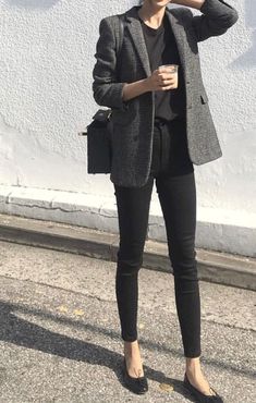 travel jewelry #accessoriesjewelry Minimalist Moda, Minimalist Winter, Ootd Dress, Blazer Outfit, Outfit Jeans, Looks Black, Outfit Trends, Winter Mode, Blazer Outfits