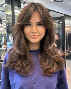 18 Most Flattering Medium-Length Haircuts For Round Faces Old Money Hair Styles, Medium Length Hair Layered, Round Face Haircuts Medium, Haircuts For Medium Length Hair Layered, Medium Hair Round Face, Hair Inspo Wavy, Old Money Hair, Money Hair, Light Auburn Hair