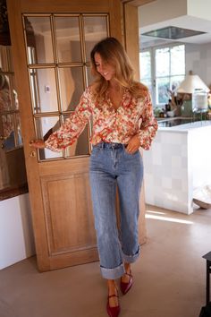 Orange and green patterned blouse that offers long sleeves and a flowy fit-structure. This blouse features chic balloon sleeves and buttons up the front. Colors: Orange - mauve Our model also wears the Blue Maddie Jeans Sizes: S-M / M-L S-M: Length 22.05 in - Width 19.69 in M-L: Length 22.44 in - Width 20.47 in 100% polyester Washing : handwash recommended Cute Mum Outfits, Mom Outfits Colorful, Orange Long Sleeve Outfit, Atx Aesthetic, Mum Outfits Mom Style, Orange Fashion Outfits, Mauve Outfit Ideas, Mum Jeans Outfit, Long Sleeve Summer Outfits