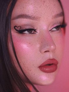 Graphics Liner Makeup, Graphic Liner With Eyeshadow, Heart Liner Makeup, Heart Shaped Eyeliner, Creative Liner Makeup, Cute Graphic Liner Looks, Graphic Eyeliner With Eyeshadow, Graphic Eyeliner Heart, Heart Eyeliner Looks