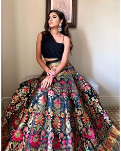 Orang India, Brocade Lehenga, Lehenga Choli Designs, Crop Top Lehenga, Indian Lehenga Choli, Lehnga Dress, Lengha Choli, Gaun Fashion