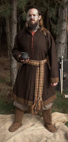 Viking kaftan , Birka kaftan. Wool caftan with 6 bronze buttons Viking woolen kaftan sewn by machine Viking Clothing Patterns, Viking Outfits Men, Old Norse Clothing, Viking Outfit Male, Viking Clothing Male, Ancient Persian Clothing, Viking Merchant, Viking Kaftan, Nordic Clothing