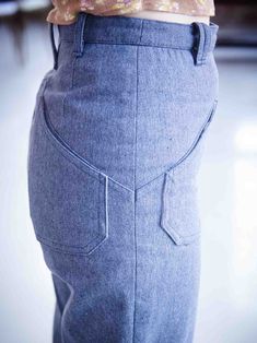 the back view of a person's pants with their hands in their pockets,