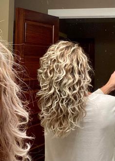 Curls For Long Hair, Dye Ideas, Summer Hair Color For Brunettes, Haircuts For Medium Hair, Winter Hair, Short Hairstyle, Permed Hairstyles, Mid Length Hair