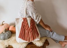 This is a high-quality, eco-friendly, beautifully sewed canvas bag, decorated with macrame in the color TERRACOTTA. The cotton cord used for the macrame is 100% recycled.  We love how it combines different worlds: it's boho yet elegant, simple yet sophisticated. It can be an everyday shopping bag, but it can also be your unique accesory on a special occasion. Perfect for a forest walk, but it can shine on your shoulders on a city walk as well! MEASUREMENTS: *Width: 40 cm *Lenght: 34 cm *Handle l Macrame Market Bag, Macrame Tote Bag, Waste Canvas, Bag Macrame, Celebrity Casual Outfits, Macrame Bag, Macrame Tutorial, Canvas Shopping Bag, Linen Bag