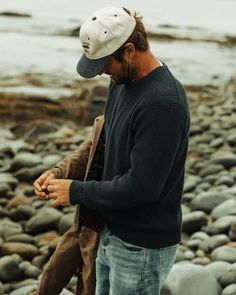 The zero-itch sweater, suitable for (almost) every season Minimalist Wardrobe Men, Minimalist Wardrobe, Surf Style, Crewneck Sweater, Recycled Cotton, Crew Neck Sweater, Casual Style, Gentleman, Surfing