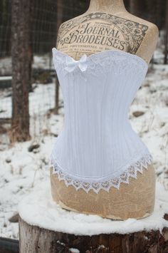 Romantic Corset Coquette Overbust Wedding Corset, Luxury Romantic White Corset, White Victorian Wedding Corset, Vintage Wedding Corset With Boning, White Wedding Lingerie, White Victorian Overbust Corset, Windows Inspiration, Victorian Lingerie, Corset Steampunk