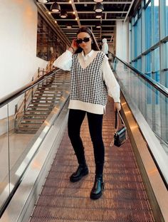 Ways To Wear A Sweater, How To Style A Vest, Blossom Crochet, Long Sleeve Shirt Outfits, Bags For Work, Capsule Wardrobe Casual, Sweater Vest Outfit, Houndstooth Sweater, Sweater Outfits Fall