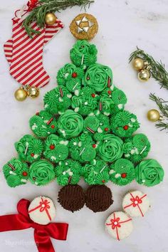 cupcakes in the shape of a christmas tree