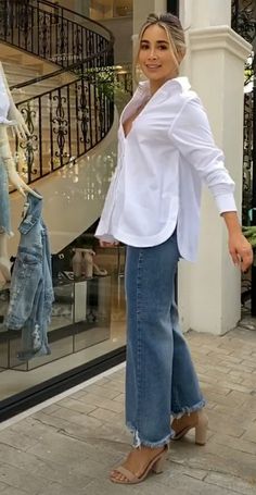 White Shirt Outfits, Look Casual Chic, Ladies Blouse Designs, Linen Fashion, Summer Fashion Dresses, Fashionista Clothes, Stylish Dress Book, Fashion Attire, Casual Chic Outfit