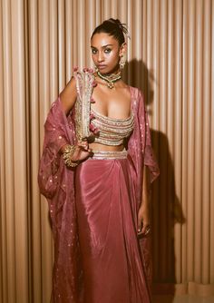 A neat drape skirt and cape set is everyone's fancy and this champagne number promises just that! Saree Cape, Skirt Cape, Cape Set, Bridal Cape, Traditional Indian Outfits, Lehenga Blouse, Draped Skirt, Designer Dresses Indian, Desi Fashion