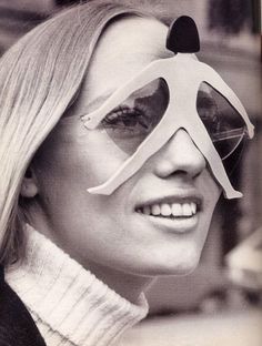 Lauren Hutton, Dark Shades, 1960s Fashion, Sunglasses Vintage, Glasses Fashion, New Wave, Eye Glasses, Wedding Trends, Spectacles