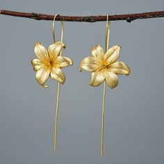 Flower Earring With 18K Gold Plated Lily Earrings, Lily Jewelry, Lilly Flower, Crafted Earrings, Unique Handmade Earrings, Botanical Earrings, Flower Dangle Earrings, Motifs Perler, Delicate Beauty