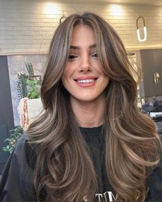 Embrace Spring 2024 with Trending Hair Colors for a Fresh Look Brown Hair Looks, Hairstyles For Layered Hair, Brunette Balayage Hair, Light Hair Color, Long Brown Hair