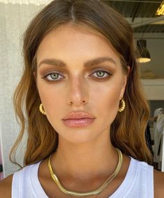 Hair And Makeup Trends 2023, Autumn 2023 Makeup, Latte Girl Makeup, Fall 2023 Makeup, Trend Makeup 2023, Makeup Trends 2023 Fall, Latte Eye Makeup, Fall Makeup Looks For Blue Eyes, Fall Makeup 2023