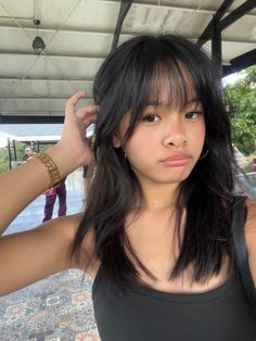 Black Hair Wispy Fringe, Black Hair With Short Curtain Bangs, Hairstyles For Tan Skin, Layers With Bangs Asian, Hot Wispy Bangs, Whispy Front Bangs Wolfcut, Dark Wispy Bangs, Round Face With Wispy Bangs, Bangs With Medium Hair Asian