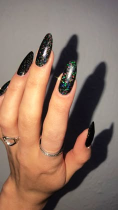 Irridescent Black Nails, Black Holographic Nails Acrylic, Black Nails With Multicolor Glitter, Glitter Black Nails Acrylic, Black Nails With Rainbow Glitter, Black Hologram Nails, Iridescent Nails Black, Black Glitter Acrylics, Holographic Black Nails