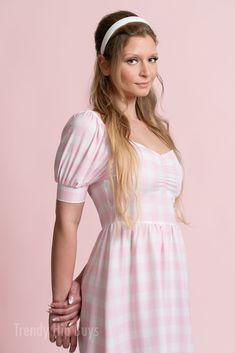 Rosa Gingham-Kleid, Pin-up-Kleid, Babydoll-Kleid, Barbie-Puppen-inspiriertes Kleid, Retro-Kleid, Kleid im Vintage-Stil, Kleid im 50er-Jahre-Stil, Vintage-inspiriert

 Entworfen in Kalifornien, maßgeschneiderte Handarbeit im Ausland, auf Bestellung gefertigt

 Material: 100 % leichtes Polyester
 
Ich wollte ein Kleid entwerfen, das schlicht ist, aber eine Retro-Atmosphäre der 50er Jahre versprüht, daher dieser niedliche rosa Gingham-Musterdruck. Sehr stark inspiriert von den Kleidern im Pin-up-Stil der 50er Jahre, auch wenn ich damals noch nicht geboren war. Auch dieses Kleid wurde vom neuen Barbie-Film inspiriert und bringt das bezaubernde rosa Gingham-Muster zurück! :) :)

 Es hat einen herzförmigen Ausschnitt mit Reißverschluss hinten. Aline-Rock. Puffärmel. Absolut edel und umwerfend zu Barbie Film, Pink Gingham Dress, Dress Barbie Doll, 50s Fashion Dresses, Aline Skirt, Pin Up Dresses, Gingham Pattern, Dress Pin, Mini Robes