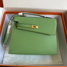 The latest new kelly latest show model 2022 double-sided kelly double-sided irregular design bold changes new look more handsome and stylish (oil fruit green) High-end Green Shoulder Bag With Detachable Handle, High-end Green Shoulder Bag, High-end Green Office Bag, Hermes Kelly Pochette, Kelly Pochette, Lv Purse, Lv Shoes, Lv Handbags, Lv Belt