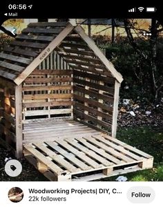 a dog house made out of wooden pallets