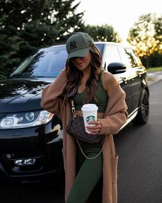 Baseball Field Outfit Women, Designer Baseball Cap Outfit, Baseball Hat Dress Outfit, Workout Outfits With Hats, Women With Caps Outfit, Green La Hat Outfit, My Hat Outfit, Khaki Baseball Cap Outfit, Winter Outfits With Baseball Cap