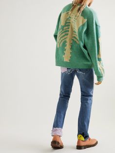 True to its handicraft-inspired roots, KAPITAL's sweater is spun on traditional looms from sumptuous wool yarns, though the intarsia-knitted skeletal motifs feel entirely current. It has a relaxed profile, so it'll team nicely with denim. Crochet Sweater Tutorial, Mens Knit Sweater Pattern, Oc Fashion, Sweater Tutorial, Cross Sweater, Intarsia Knitting, Intarsia Sweater, Knitwear Inspiration, Wool Sweater Men