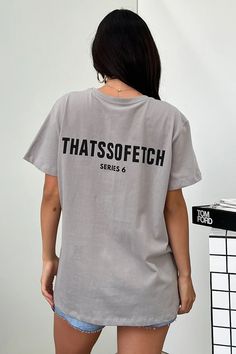 You cant go wrong with the Series 6 Tee! A basic, oversized must have! Featuring short sleeves, a round neckline, a 'THATSSOFETCH' logo on the front and back and a relaxed fit. Pair her with bike shorts and some white sneakers for an effortlessly cute look! FABRICATION: 60% Polyester / 40% Cotton SIZING: Crystal's height is 162cm and wears a size AU6/US2 Athleisure T-shirt With Letter Print, Short Sleeve Athleisure T-shirt For Leisure, Athleisure Graphic Print T-shirt For Leisure, Relaxed Fit T-shirt For Leisure In Athleisure Style, Oversized Sports T-shirt For Spring, Casual Gray Top With Back Print, Basic Boxy Fit T-shirt With Letter Print, Oversized Basic T-shirt For Sports, Crop Outerwear